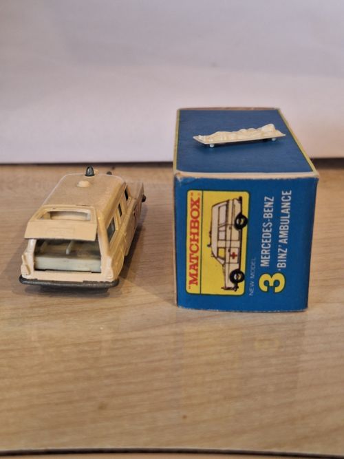 Vintage Matchbox Lesney No.3 Mercedes Binz Ambulance Boxed W/ Stretcher — image 3