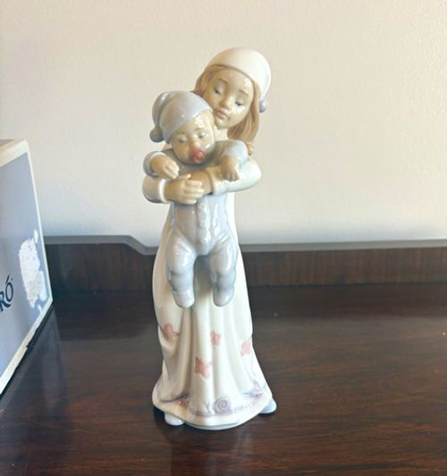 Lladro 8019 "Going to Bed" Porcelain Figurine - Mint Condition with Original box
