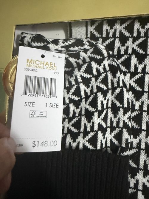 NEW MICHAEL KORS LOGO HAT, SCARF & GLOVES SET R.R.P. $98.00 new and boxed  — image 4