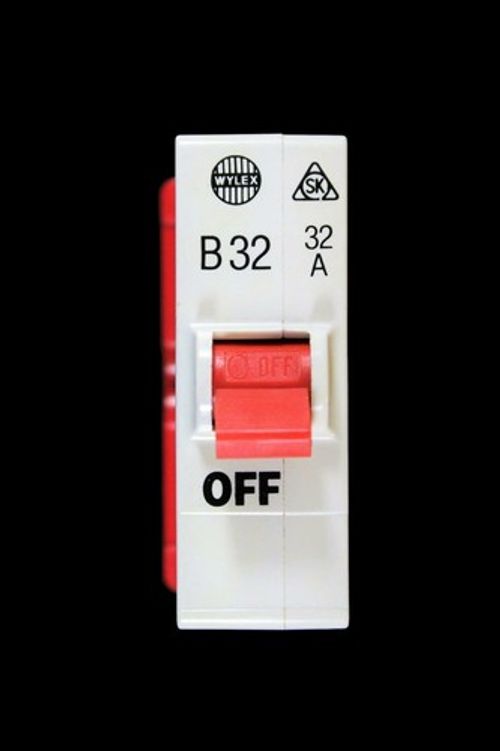 WYLEX 32 AMP CURVE B 3 KA MCB CIRCUIT BREAKER PUSH PLUG IN SK