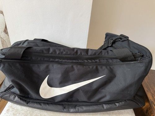 Nike Brasilía Medium 60L Duffel Bag Black/White Logo Zip Adjustable Strap