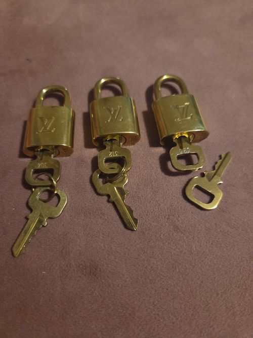  Louis Vuitton Brass Padlock Lock & Key Set. Used — image 6