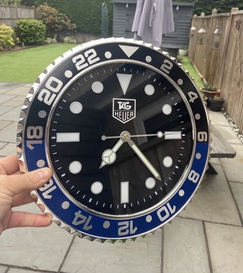 Designer wall clock 30cm round 