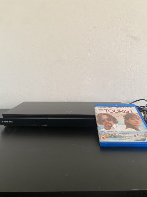 Samsung BD-D5500 3D Blu-ray DVD Player + Movie Disc, Tested & Working, No remote — image 1