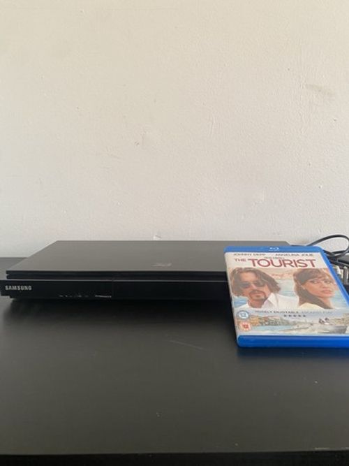 Samsung BD-D5500 3D Blu-ray DVD Player + Movie Disc, Tested & Working, No remote