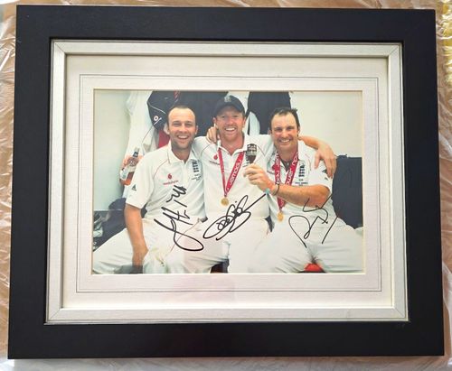 Cricket - England - Ashes 2009 - Framed and Signed picture — image 1