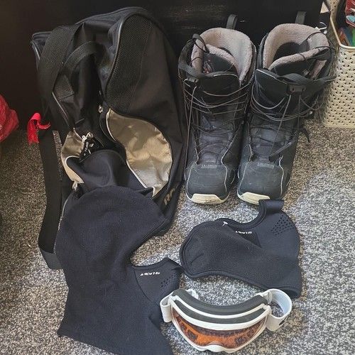 Salomon Savage Mens Snowboarding Boots UK 8 Black with Accessories