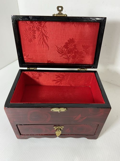 Vintage Chinese Laquered Jewellery Box with Carved Cork Diorama Picture — image 7