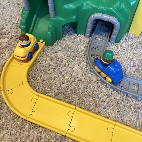 Little Tikes Peak Road & Rail Mountain Set  — image 4