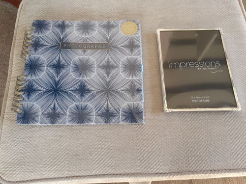 Photo Album with 40 self Adhesive Pages and Silver coloured Photo Frame 6x8 — image 3