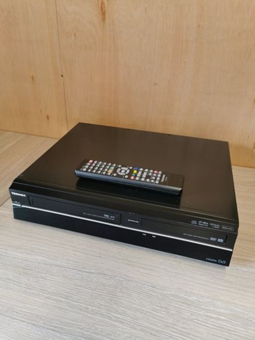 Toshiba DVR19DT Video Cassette Recorder DVD Player Combo HDMI Digital Out