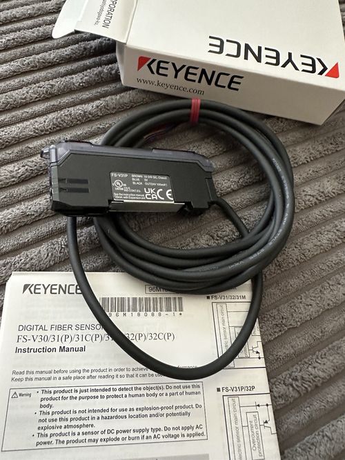 KEYENCE FS-V31P Digital Fiber Optic Sensor Amplifier PNP – New in Box — image 1