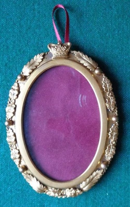 Antique Victorian Gilt Metal CDV Photo Frame with Acanthus Leafs & Royal Crown