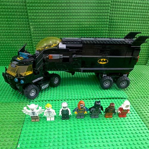 LEGO Batman Mobile Bat Base (76160) + 7 minifigures
