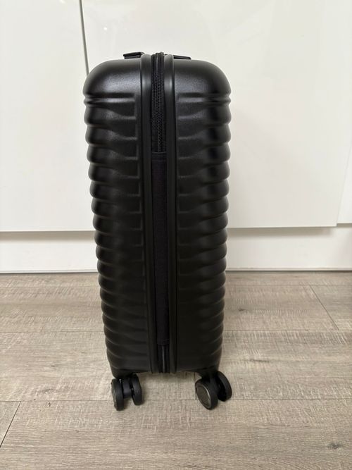 Cabin Size Hard Samsonite Suitcase in Black with Built in TSA Lock — image 4