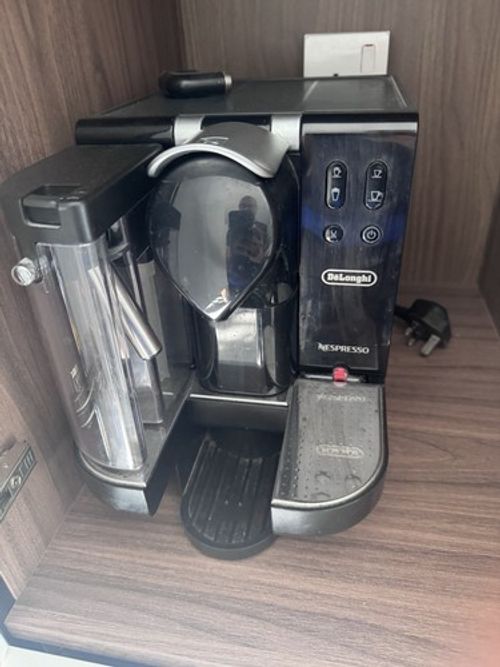 De'longhi Nespresso Lattissima Touch Single Capsule Coffee Machine - (EN550.B)