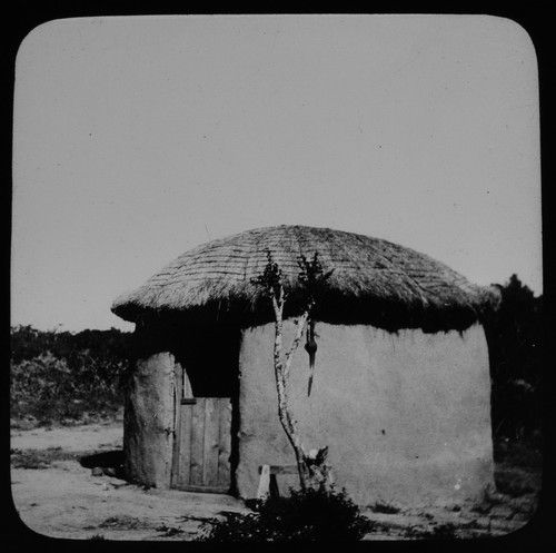 ANTIQUE Magic Lantern Slide A MUD HUT C1900 PHOTO AFRICA 