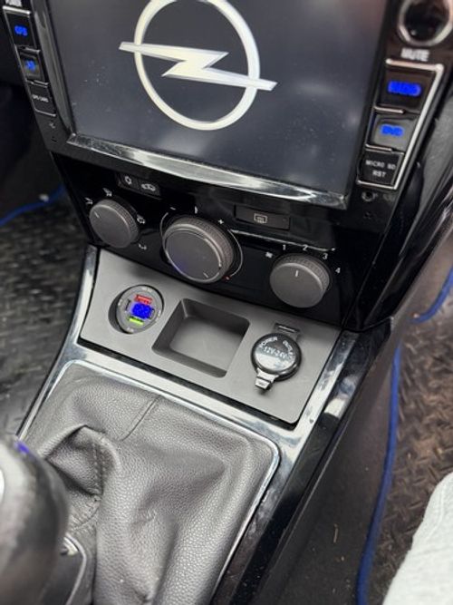 Astra H - Custom USB, Voltmeter, 12v Outlet Panel Charger