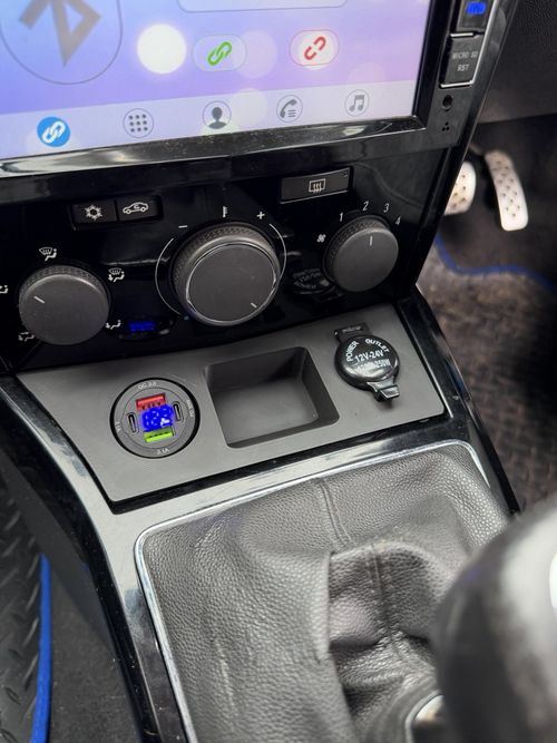 Astra H - Custom USB, Voltmeter, 12v Outlet Panel Charger — image 2