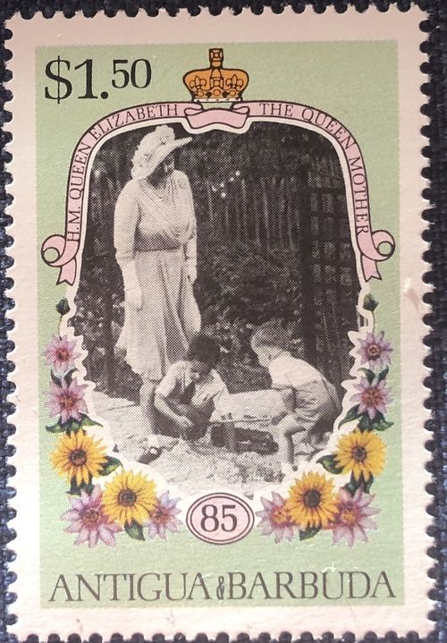 QUEEN MOTHER  -- STAMPS --   LIFE AND TIMES. --  PLUS THREE  MINI SHEETS — image 10