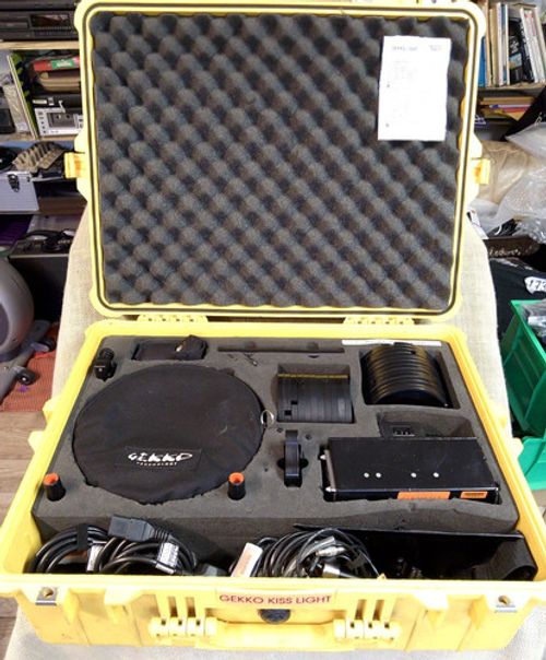 Gekko KISS LIGHT Ring FULL Kit, Peli case battery +PSU adapters diffusers dimmer