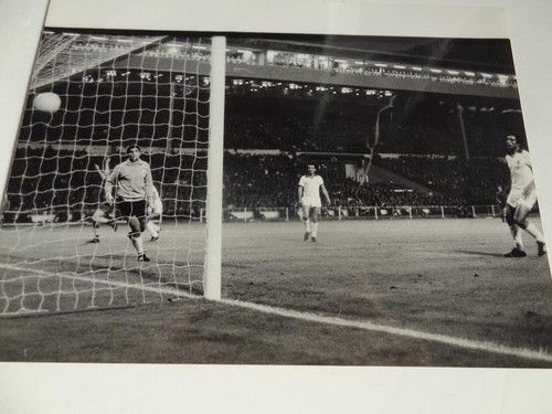 MANCHESTER UNITED FC 1968 EUROPEAN CUP FINAL BOBBY CHARLTON RARE PRESS PHOTO