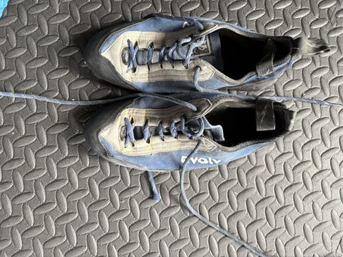 Evolv Climbing Shoes Size 7 — image 1