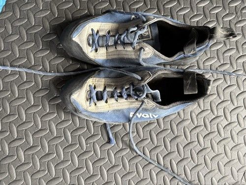 Evolv Climbing Shoes Size 7