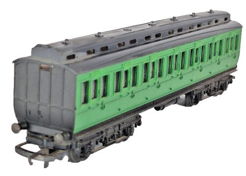 Tri-ang R332 OO Gauge Southern Green Suburban 3rd Passenger Coach Van Railways.