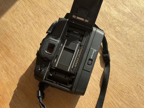 Leica R8 Black SLR camera, body only. Great condition and works like a dream. — image 2