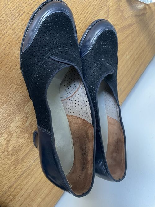 Genuine 1940s Vintage Court Shoes In Navy Suede And Leather Size 5 — image 4