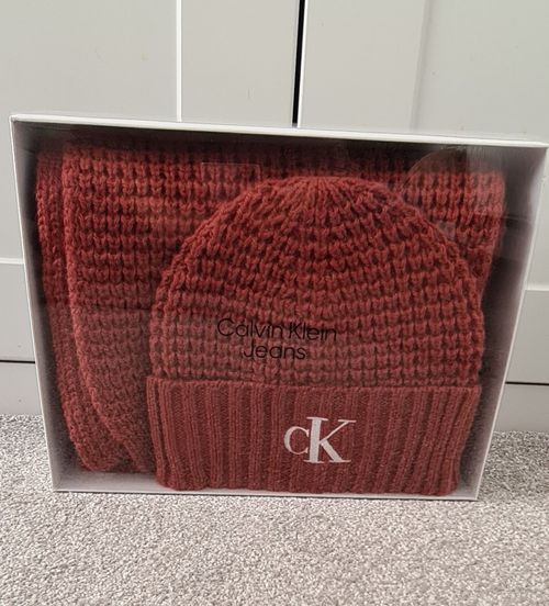 Calvin Klein Jeans Women’s 2pc Knit Beanie & Scarf Set Embroidered Logo Rust OS — image 2