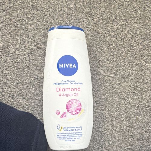 Mixed Brands Bath & Body Gift Set: NIVEA Shower Gel, PS Sheet Mask, Wax — image 8