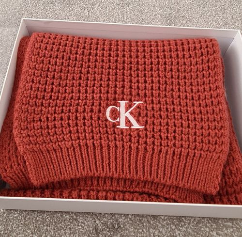 Calvin Klein Jeans Women’s 2pc Knit Beanie & Scarf Set Embroidered Logo Rust OS — image 4