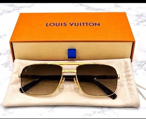Louis Vuitton Men’s Pilot Sunglasses Gold Metal Frame Brown Tinted Lenses Case