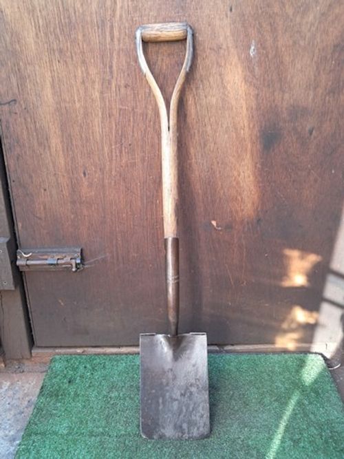 Vintage Elwell Garden Spade Garden Border Spade Tool Wooden Y Handle. (#403)