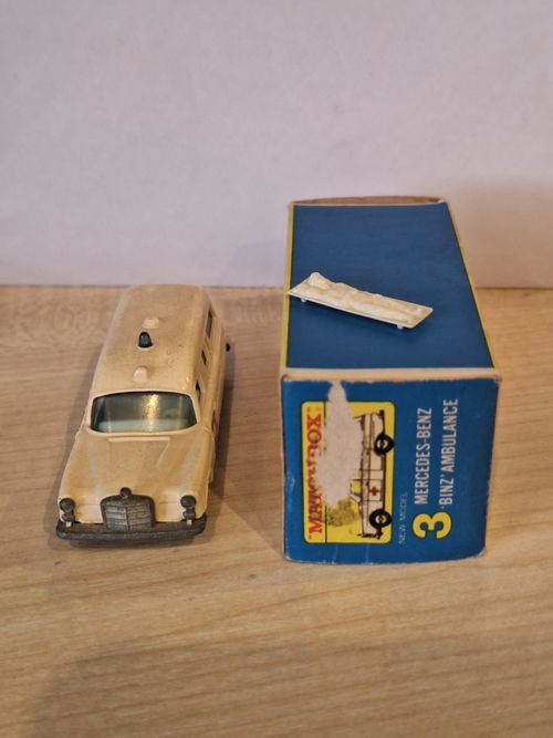 Vintage Matchbox Lesney No.3 Mercedes Binz Ambulance Boxed W/ Stretcher — image 2