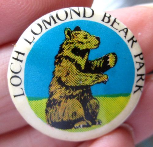 LOCH LOMOND BEAR PARK ZOO vintage 1970s souvenir promotional 25mm pin BADGE