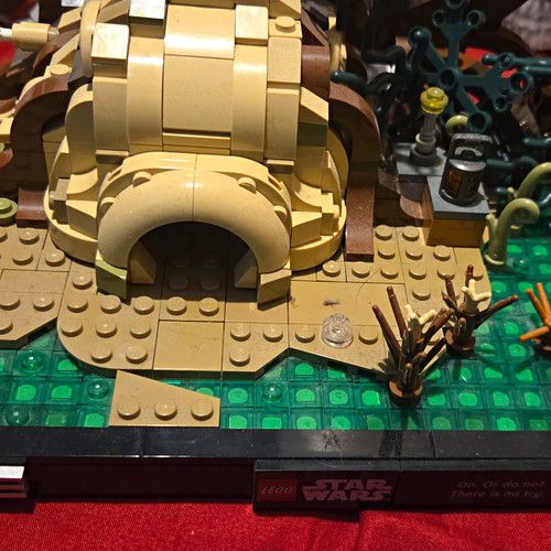 LEGO Star Wars Diorama 75330 Dagobah Jedi Training Display Stand Yoda Luke