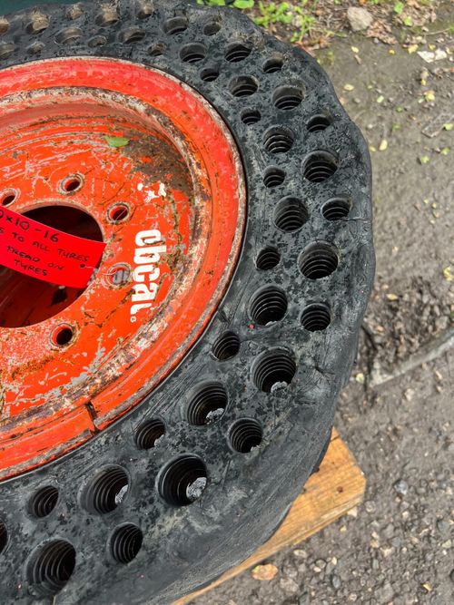 4x Bobcat Solid Wheel Tyre £300+vat Skidsteer Loader 30x10-16 (T4) 8 Stud — image 4