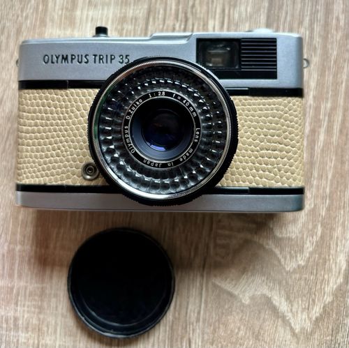Olympus Trip 35 35mm Film Camera Silver with Lens Cap + Kodak Film x2 — image 2