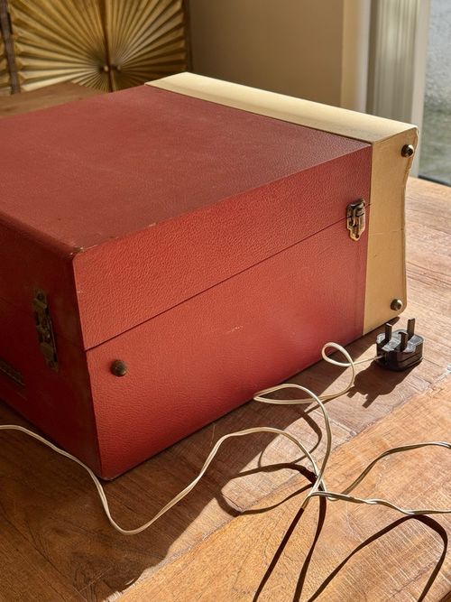 Dansette Major De Luxe 21 Portable Suitcase Record Player Turntable Red/Beige — image 7