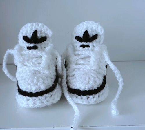 Handmade Baby Crochet Shoes Booties Sneakers Trainers NEWBORN white Black — image 2