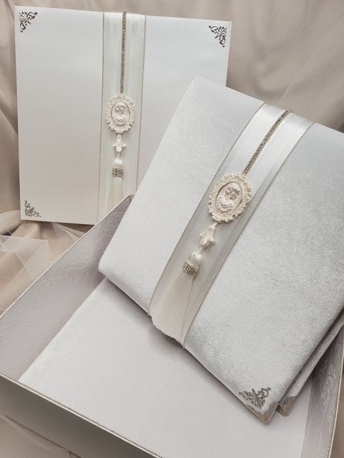 Wedding photo album in a gift box size. Size Photo Album 22x22.5cm.( 200 photo) — image 1