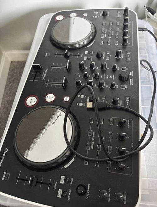 Pioneer DDJ-ERGO 2-Deck 2-Channel DJ Controller Built-in Mixer Loop/Sampler