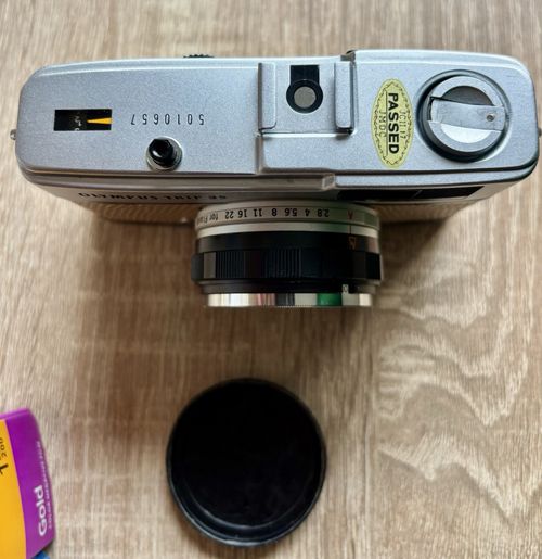 Olympus Trip 35 35mm Film Camera Silver with Lens Cap + Kodak Film x2 — image 3