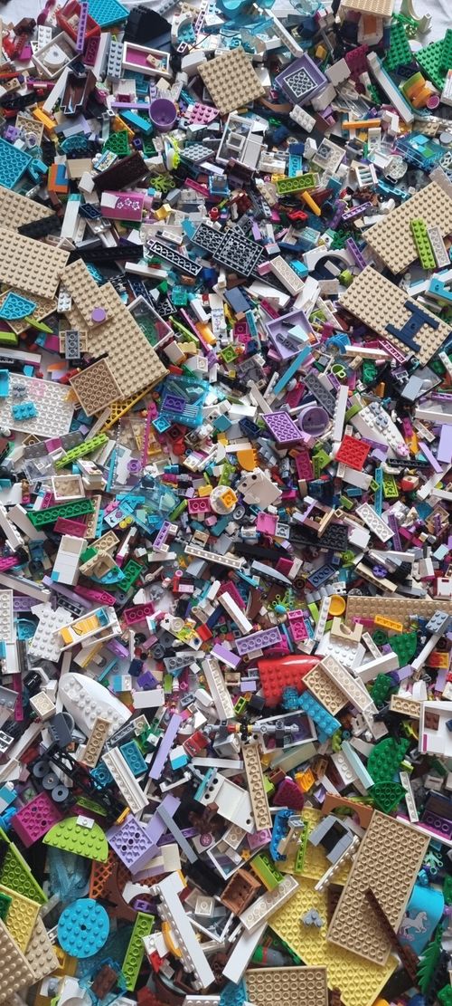 Genuine Lego Friends Girls Bundle 1kg-1000 Mixed Bricks Parts Pieces+2 Figures — image 3