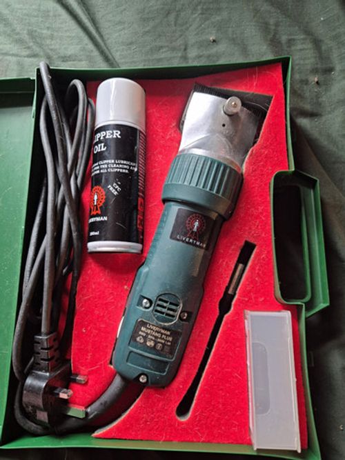 Liveryman Mustang Plus 2200 Horse Clippers Kit with Case & Clipper Oil