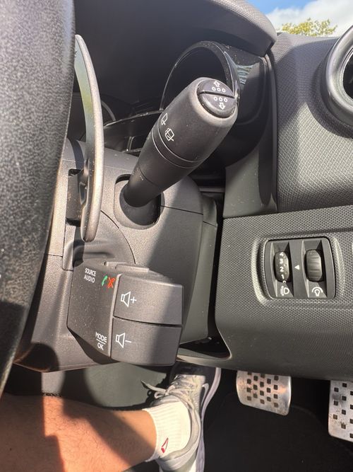 Renault, CLIO, Hatchback, 2015, Semi-Auto, 1197 (cc), 5 doors — image 17