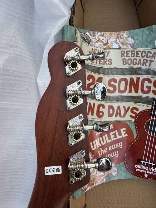 Fender Ukulele + Book + Tuner — image 4
